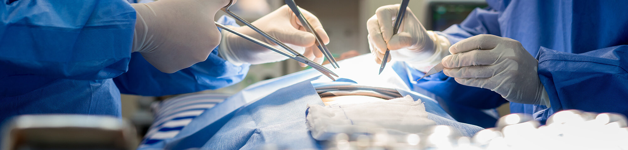 Ärzte operierern in gefäßchirurgischer Operation