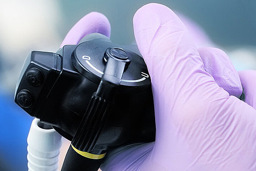 Arzt hält Endoskopie-Instrumente in der Hand