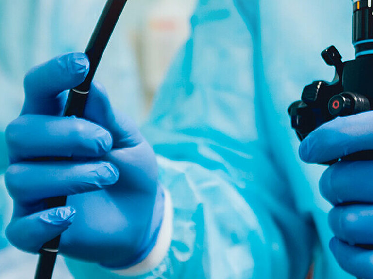 Arzt hält Instrumente für eine Endoskopie